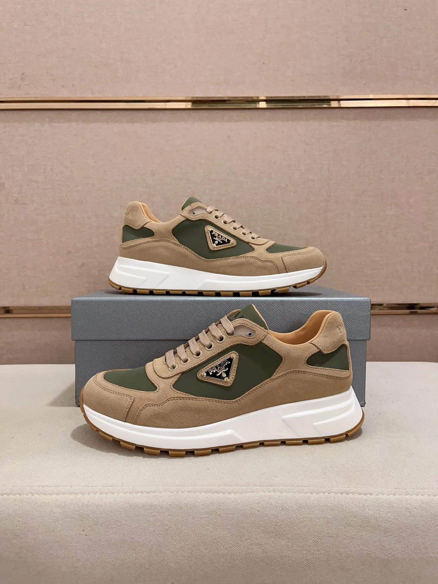 Men's Men's Shoes 💰 580💰 ✔️✔️✔️High-quality new PRADA (Prada) counters are launched simultaneously. The new men's shoes and 😘fabric are made of selected first-layer cowhide and technological glue-spraying technology. Lining: Full cowhide lining. 👍🏿High-end☄️Open-molded non-slip rubber outsole, exquisite lines, simple and elegant, comfortable and high-end for leisure travel. Code number: 38 to 44 (can be customized to 45, non-refundable!
